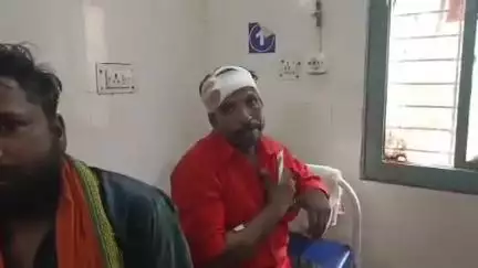 नरसिंहपुर: गाली-गलौज में आरोपियों ने रास्ता रोक लाठी-डंडों से किया हमला, घायल अस्पताल में भर्ती
