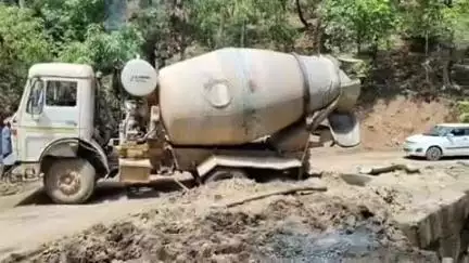 बगीचा: बगीचा के रौनी घाटी में लगा जाम, सड़क निर्माण कार्य में फंसी मिक्सर मशीन से आवागमन बाधित
