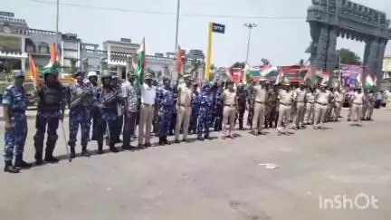 నగరంలో పోలీస్ కవాతులో పాల్గొన్న ఏసీపీ నందిరాం నాయక్, ప్రజలకు భరోసా కల్పించేందుకు కవాతు నిర్వహించినట్లు వెల్లడి