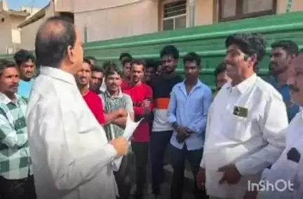 అశ్వారావుపేట: హార్టికల్చర్ ద్వారా దరఖాస్తు చేస్తే 50% రాయితీపై ఫైబర్ గడలు అందిస్తామని దమ్మపేట పామాయిల్ కూలీలకు మంత్రి తుమ్మల హామీ