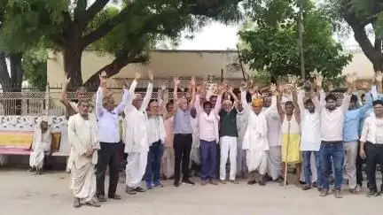 नांगल शेरपुर में हुई चोरी की घटनाओं के विरोध में ग्रामीणों ने की बैठक, थाने का घेराव करने की दी चेतावनी