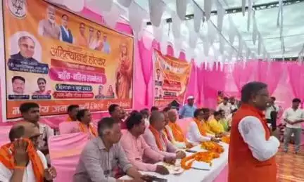 शोहरतगढ़: ब्लॉक परिसर शोहरतगढ़ में महिला सम्मान समारोह कार्यक्रम का किया गया आयोजन, सांसद जगदंबिका पाल रहे मौजूद