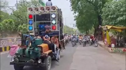 छतरपुर नगर: ऑपरेशन सिंदूर में शामिल सैनिक का छत्रसाल चौक पर लोगों ने फूल बरसाकर किया स्वागत