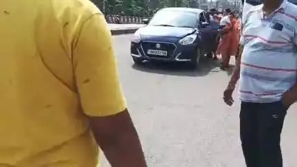 आदित्यपुर गम्हरिया: गम्हरिया ब्लॉक के पास मुख्य मार्ग पर दो कारों की टक्कर के बाद महिलाओं ने मुआवजे के लिए किया हंगामा