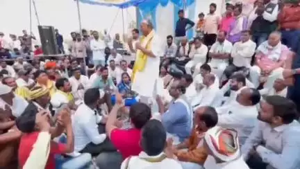 बजाग: पिपरिया गांव में दिग्विजय सिंह ने धोखाधड़ी के शिकार बैगा आदिवासियों से ज़मीन पर बैठकर संवाद किया, समस्याएं सुनीं