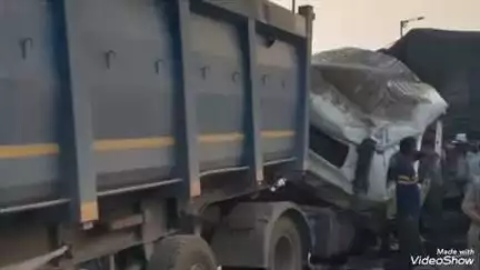 लालगंज: नैड़ी कठारी ओवर ब्रिज के सर्विस लेन पर खड़ी ट्रक में पीछे से आ रही डंपर टकराई, चालक की हुई दर्दनाक मौत