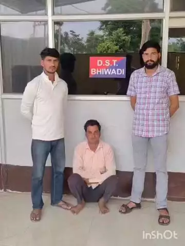 तिजारा: भिवाड़ी जिला स्पेशल टीम ने 8 वर्ष से फरार बांछित आरोपी को फूलबाग रोड से किया गिरफ्तार