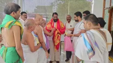 ధర్మారం: ధర్మపురి ఆలయ అర్చకుల జీతాలు పెంపు ఎమ్మెల్యేను సత్కరించిన అర్చకులు