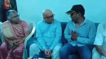 महोली: महोली में पूर्व सैनिक को पुलिस ने 55 दिन कस्टडी में रखकर दी यातनाएं, कांग्रेस प्रदेश अध्यक्ष ने परिवार से की मुलाकात