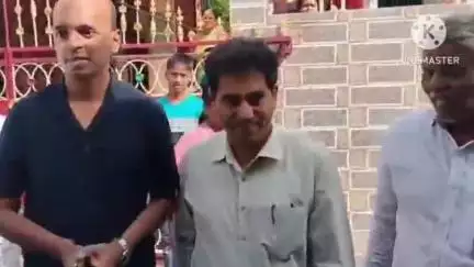 ఏలూరు జిల్లావ్యాప్తంగానేటినుండిరేషన్ కార్డులు దారులకు రేషన్దుకాణాలవద్దే సరుకులు పంపిణీ ప్రారంభించినరెవెన్యూ అధికారులు