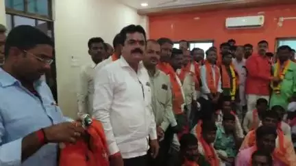 अंबड: जालन्याच्या अंबड तालुक्यातील राष्ट्रवादी शरद पवार गटाच्या शेकडो कार्यकर्त्यांचा भाजपात प्रवेश