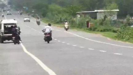 ବଲାଙ୍ଗୀର: ଅସୁର ପୁଲି ନିକଟରୁ ବନ୍ଧୁକ ଦେଖାଇ ଦୁଇ ଯୁବକଙ୍କ ଠାରୁ ବୁଲେଟ୍ ଲୁଟ କଲେ ହେଲମେଟ ପିନ୍ଧା ଦୃବର୍ତ୍ତ