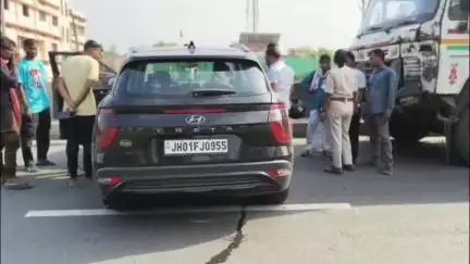 गोविंदपुर: गोबिंदपुर थाना क्षेत्र में जीटी रोड पर उज्जीवन बैंक के पास क्रेटा कार का टायर फटने से कार अनियंत्रित