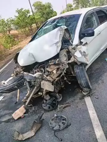 नोखा: तराढ और पेनार गांव के बीच अनियंत्रित कार ने विद्युत पोल में टक्कर मारी, चालक घायल