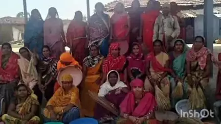 पाटन: ग्राम अचानकपुर में सभी महिला स्व सहायता समूह के सदस्यों की बैठक सरपंच देवानंद साहू के नेतृत्व में हुई