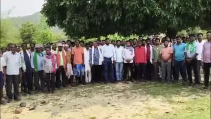 पूर्वी टुंडी: सोनोत संथाल समाज प्रखंड अध्यक्ष संदीप हांसदा की अध्यक्षता में रामकनाली स्कूल मैदान में बैठक आयोजित