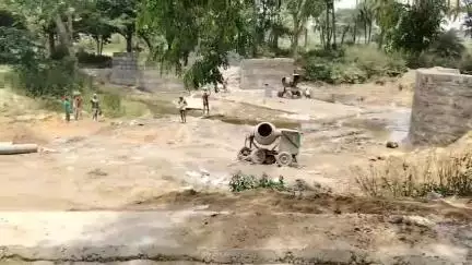 कोडरमा : चंदवारा प्रखंड के काको पंचायत के चंद्रघटी में हो रहे चेक डेम निर्माण में ग्रामीणों ने कहा अनियमितता बरता जा रहा