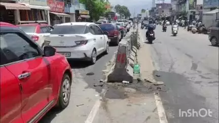 மேட்டுப்பாளையம்: காரமடை ரயில்வே மேம்பாலம் பகுதியில் கார் டிபேடரில் மோதி விபத்து இரண்டு பேர் உயிரிழப்பு மூன்று பேர் காயம்