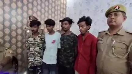 मुगलसराय: कोतवाली पुलिस ने मोबाइल चोर गिरोह के 4 चोरों को किया गिरफ्तार, बरामद हुए ₹5 लाख 30 हजार के 30 स्मार्टफोन