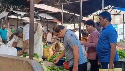 ঝালদা ১: জামাইষষ্ঠীতে অগ্নিমূল্য ঝালদার সবজি বাজার, মাথায় হাত ক্রেতাদের