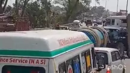 गढ़मुक्तेश्वर: नेशनल हाईवे 9 पर पलवाड़ा चेक पोस्ट के पास लगा भीषण जाम, एम्बुलेंस भी काफी देर तक जाम में फंसी