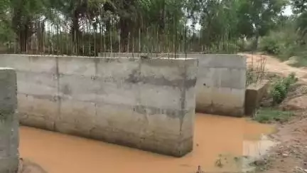 ବୌଦ୍ଧ ସଦର: ସିଆଲଝୁଲି ନିକଟରେ ପୋଲ କାର୍ଯ୍ୟ ଅସମ୍ପୂର୍ଣ୍ଣ, ବିପଦସଂକୁଳ ଅବସ୍ଥାରେ ନାଳ ପାର କରୁଛନ୍ତି ଲୋକେ #jansamasya