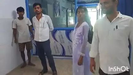जमुई: बंगाल से भटककर गिद्धौर पहुंचे एक किशोर और एक युवती को पुलिस ने चाइल्ड लाइन को सौंपा, कराई मेडिकल जांच