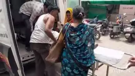 हाथरस: गांव पलावत कजरोठी में टीन की शेड के नीचे बैठे पिता-पुत्र पर गिरी दीवार, दोनों घायल जिला अस्पताल रेफर