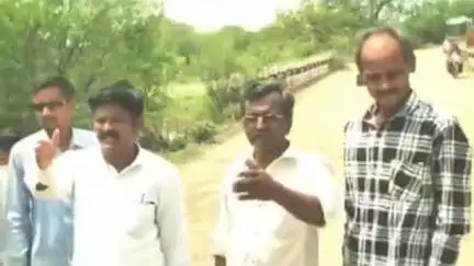 आष्टी: तालुक्यातील अमिया टाकळी येथील अर्धवट रस्ता दुरुस्तीची नागरिकांची मागणी #Jansamasya
