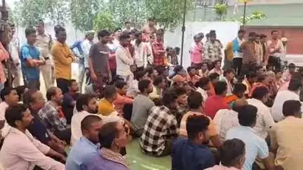 तिल्दा: छपोरा भींभौरी स्थित गुरुदेव एब्रेसिव प्लांट में करंट से युवक की मौत, लोगों ने शव के साथ प्लांट के सामने किया प्रदर्शन