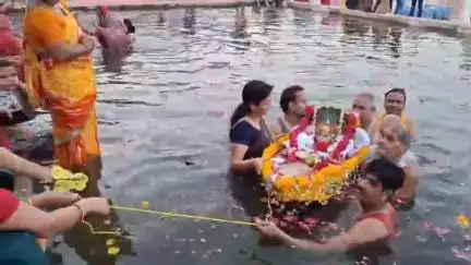 पुष्कर: पुष्कर सरोवर के परशुराम घाट पर ठाकुर जी को गर्मी से राहत दिलाने के लिए जल विहार उत्सव का किया गया आयोजन