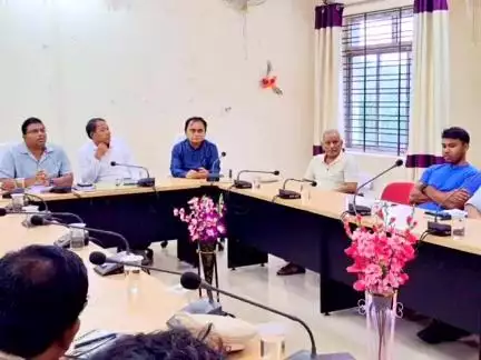 সাব্রুম: সাব্রুম নগর পঞ্চায়েতের কনফারেন্স হলে বিধায়কের উপস্থিতিতে অনুষ্ঠিত হয় প্রাকৃতিক দুর্যোগ মোকাবিলা করার জন্য বৈঠক