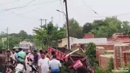 मधुपुर: 52 बीघा मोड़ के पास ट्रैक्टर ने बिजली के पोल में टक्कर मारी, पोल क्षतिग्रस्त