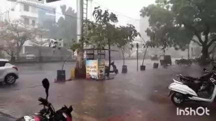 लातूर: लातूर जिल्ह्यात येणाऱ्या तीन ते चार लातुरात विजांच्या कडकडाटासह पुन्हा अवकाळी पावसाचा हवामान खात्याने वर्तविला अंदाज