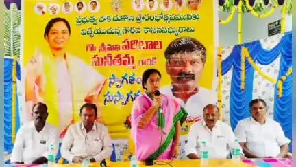 మేడాపురం నరసనకోటలో నూతన రేషన్ స్టోర్ ను ప్రారంభించి లబ్ధిదారులకు బియ్యాన్ని పంపిణీ చేసిన రాప్తాడు ఎమ్మెల్యే పరిటాల సునీత