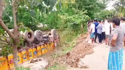 নাওবৈচা: ফতেহপুৰ গুলাত ভয়ংকৰ পথ দুৰ্ঘটনা,নিয়ন্ত্ৰন হেৰুৱাই ইটা ভৰ্তি ট্ৰাক বাগৰি পৰিল দ-পুখুৰীত,প্ৰাণ ৰক্ষা চালক হেণ্ডিমেনৰ