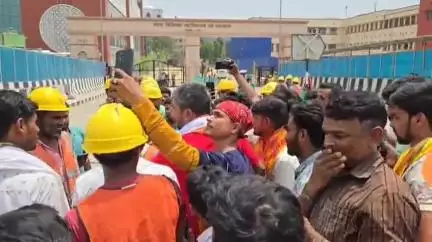 पटना ग्रामीण: PMCH के बाहर यूट्यूबर मनीष कश्यप गार्ड के सामने हाथ जोड़कर रोए, कहा- मत मारिए