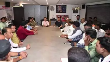 बसना: बसना के जनसंपर्क कार्यालय में विधायक डॉ. संपत अग्रवाल ने ली बैठक, संगठनात्मक कार्यों पर दिए निर्देश