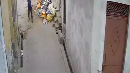 आंवला: आंवला के ठाकुरद्वारा मंदिर से अष्टधातु की 8 मूर्तियां चोरी, घटना सीसीटीवी में कैद, पुजारी ने की शिकायत