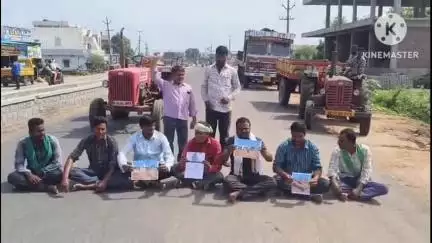 బాన్సువాడ: బీర్కూరు. లో అర్హులకు ఇందిరమ్మ ఇండ్లు మంజూరు చేయలేదని పోచారం కాలనీవాసుల రాస్తారోకో
