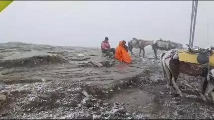 कुल्लू: रोहतांग में शुरू हुई बर्फबारी के बीच बर्फ के फाहों में झूमते सैलानी