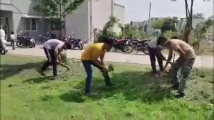 गुलाना: सलसलाई पुलिस थाने में थाना प्रभारी और स्टाफ ने चलाया स्वच्छता अभियान, पौधारोपण भी किया गया