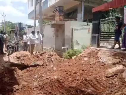 పట్టణంలో వ్యాపారస్తుల సమస్యలపై నియోజకవర్గ టీడీపీ ఇన్ఛార్జ్ పరిటాల శ్రీరామ్‌కు వినతిపత్రం ఇచ్చిన పట్టణ కార్యదర్శి సుధాకర్