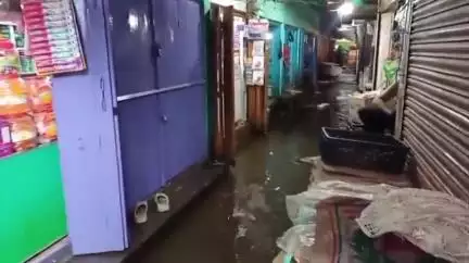 করিমগঞ্জ: পৌরসভার গাফিলতির জন্য বদরপুর বাজারে ব্যবসায়ীদের লক্ষাধিক টাকার ক্ষতি হয়েছে, অভিযোগ কংগ্রেস নেতার #jansamasya