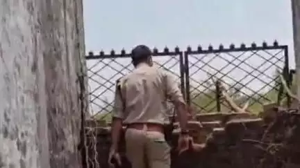 दमोह: वार्ड नंबर-5 स्थित सुल्तानी मुहल्ले के पास निजी भूमि पर कब्रिस्तान का गेट लगाने से रहवासियों में रोष, पहुंची पुलिस