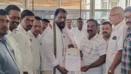 ధర్మారం: కాలును కోల్పోయిన రిపోర్టర్‌కు లక్ష రూపాయల చెక్కు అందించిన విప్ అడ్లూరి