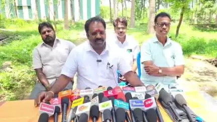 வாலாஜாபாத்: அய்யம்பேட்டை பகுதியில் அதிமுக ஓபிஎஸ் அணி காஞ்சிபுரம் மாவட்ட செயலாளர் ஆர் வி ரஞ்சித் குமார் பத்திரிக்கையாளர் சந்திப்பு