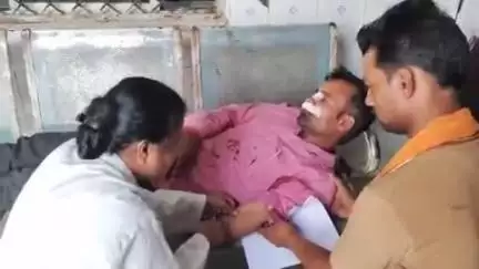 नौगांव: सड़क दुर्घटना में घायल युवक को सीएचसी नौगांव में नहीं मिला बेड, बेंच पर लिटाकर उपचार करने का वीडियो हुआ वायरल