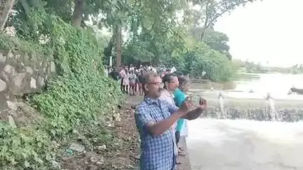 விளவங்கோடு: குழித்துறை தாமிரபரணி ஆற்று சப்பாத்து பாலத்தில்  வெள்ளத்தில் அடித்துச் செல்லப்பட்ட சிறுவர்களை மீட்க சென்ற முதியவர் மாயம்