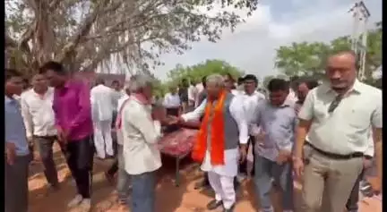 મોડાસા: મંત્રી ભીખુસિંહજીનો મારુ ગામ મારો પરિવાર પ્રથમ સંકલ્પ,નવા અભિગમ સાથે ગાજણના પાદરે બેઠક યોજી જનતાના પ્રશ્નો સાંભળયા